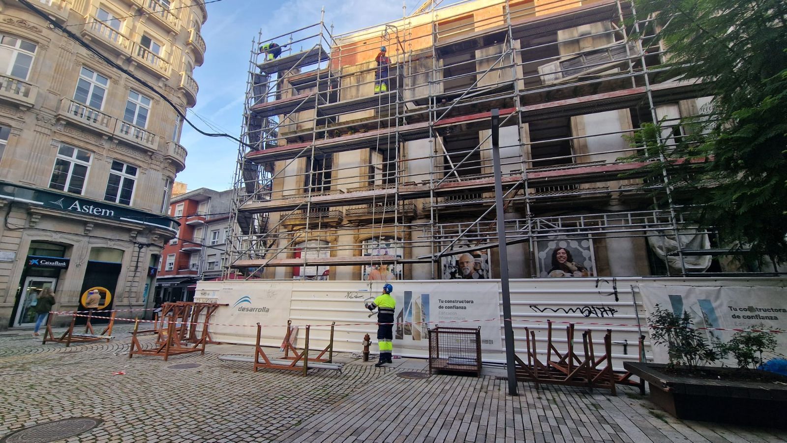 Así se desmontan los andamios en el edificio protegido del centro de Vilagarcía, cuya reconstrucción está a medias y fue paralizada por el Concello hace un año.