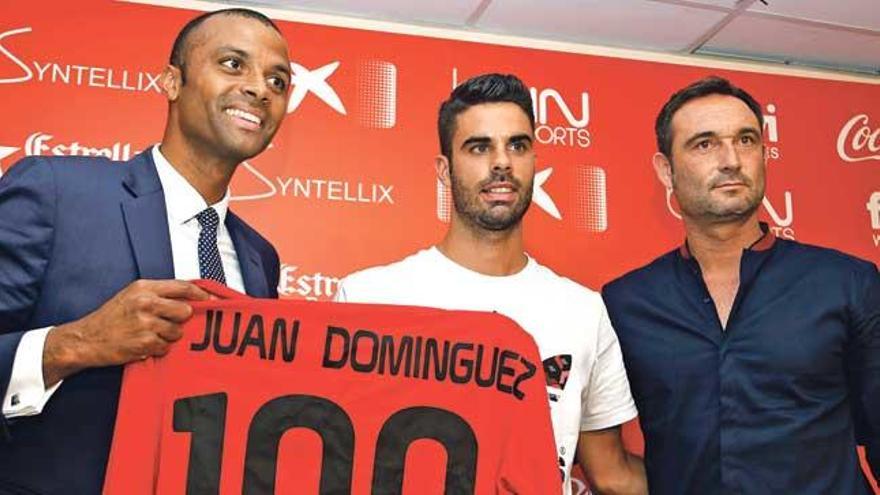 Maheta Molango, Juan Domínguez y Javi Recio, ayer durante la presentación del mediocentro en Son Moix.