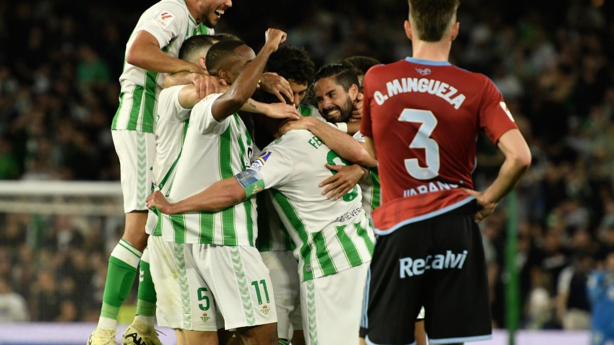 Los jugadores del Betis celebran el gol de Fekir.