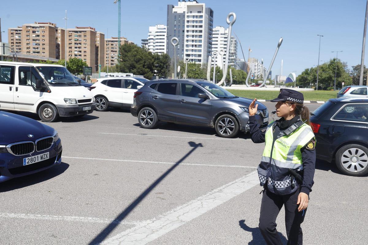Policía Local controlando el tráfico de València