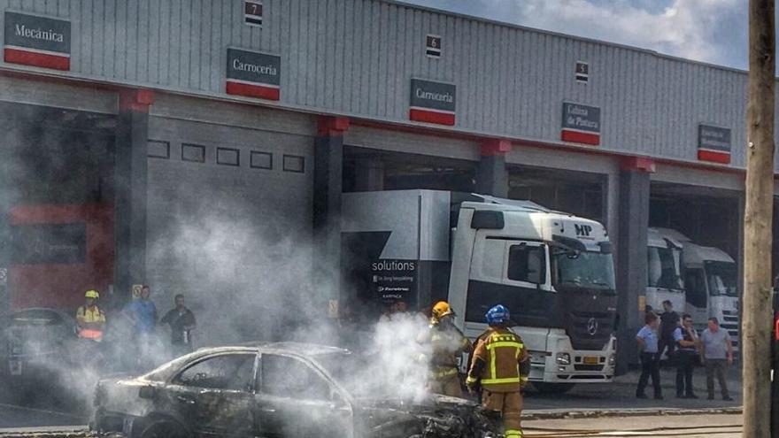 Imatge del cotxe cremat a l&#039;exterior del taller