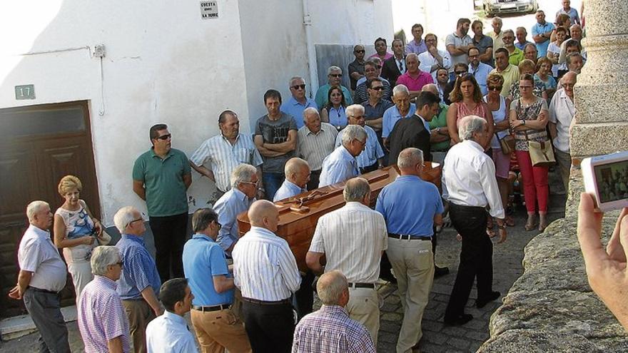 Cientos de personas asisten al entierro del alcalde de Jaraíz de la Vera Antonio Fraile