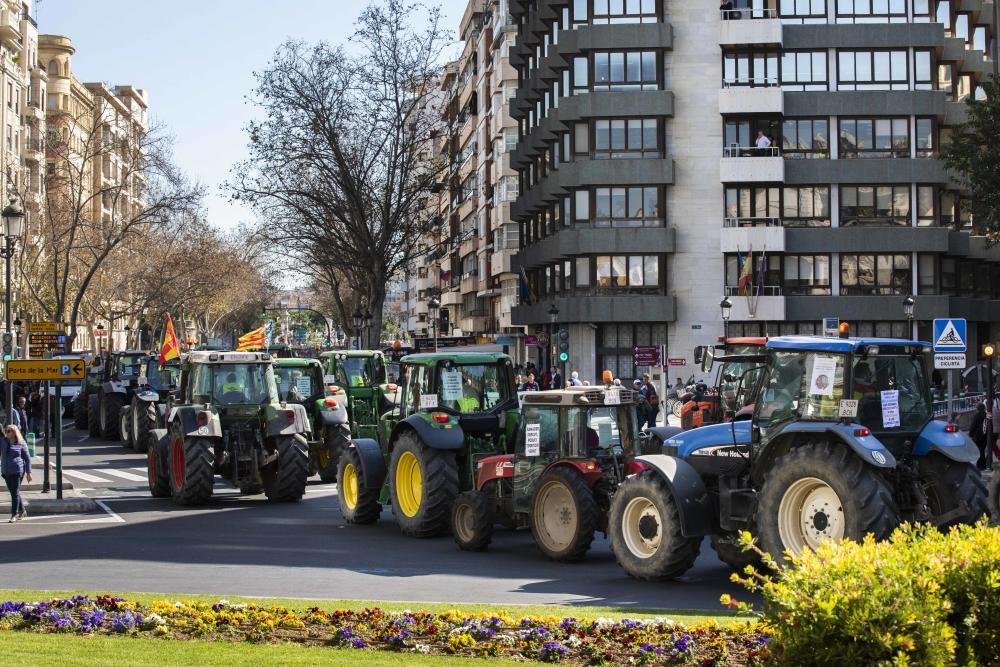 FOTOS: La tractorada de los agricultores toma València