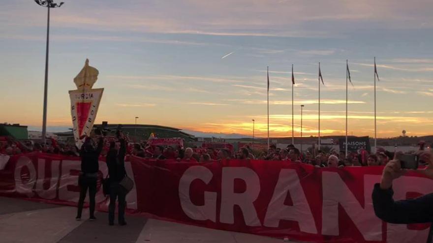 Nueva protesta de los aficionados granas contra Gálvez