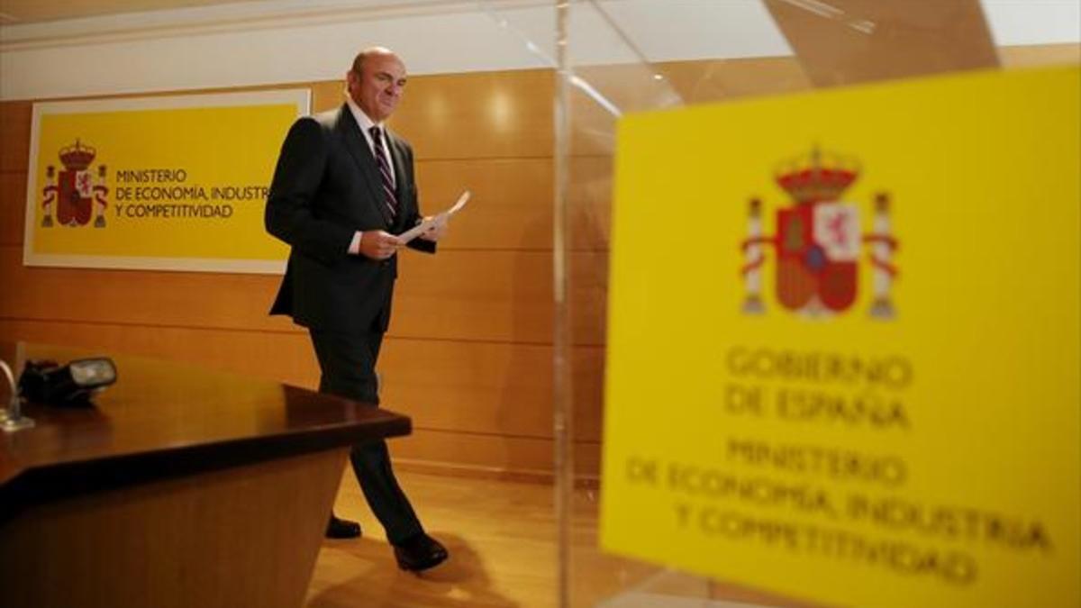 El ministro de Economía, Luis de Guindos, durante la rueda de prensa para informar de su candidatura, ayer.