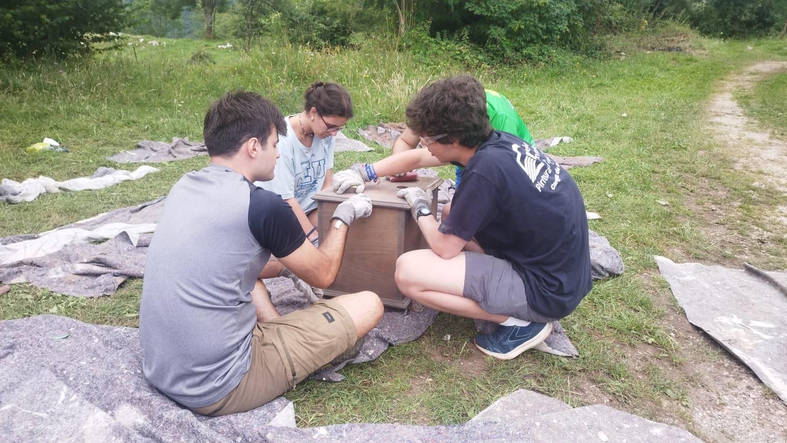Más de medio centenar de jóvenes voluntarios de Madrid ayudan a recupera el patrimonio de Cabrales