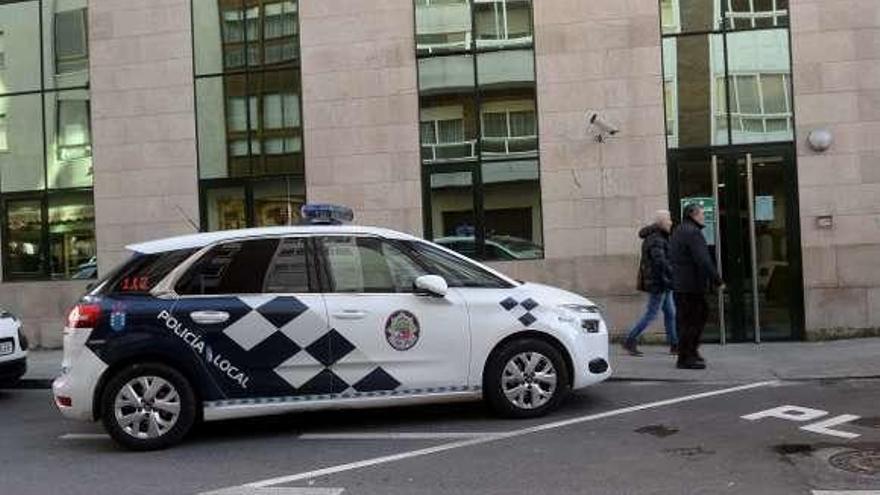 Vehículo de la Policía Local. // Noé Parga