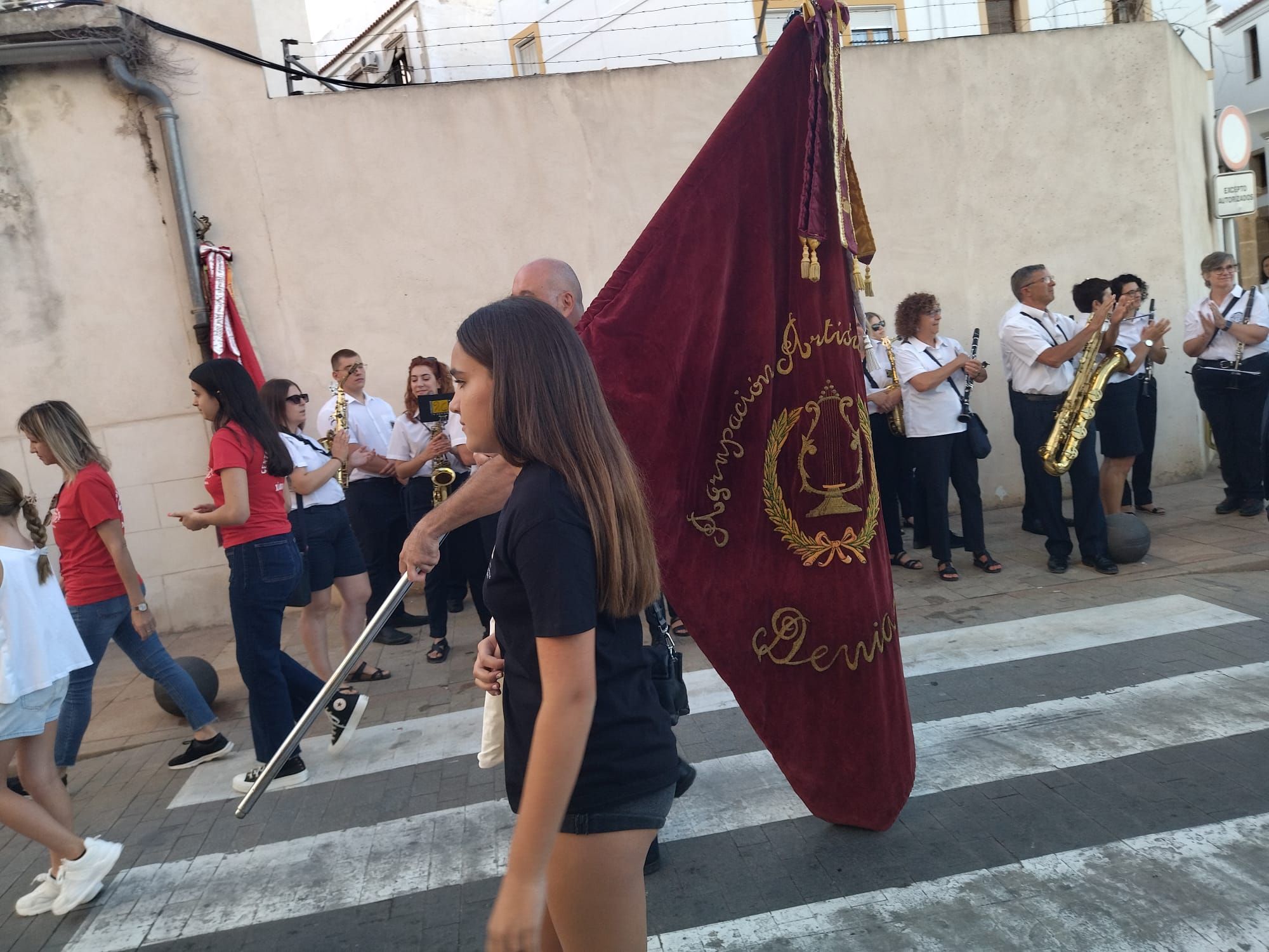 Xàbia, capital de la música: más de 800 músicos de toda la comarca llenan de vida las calles (imágenes)