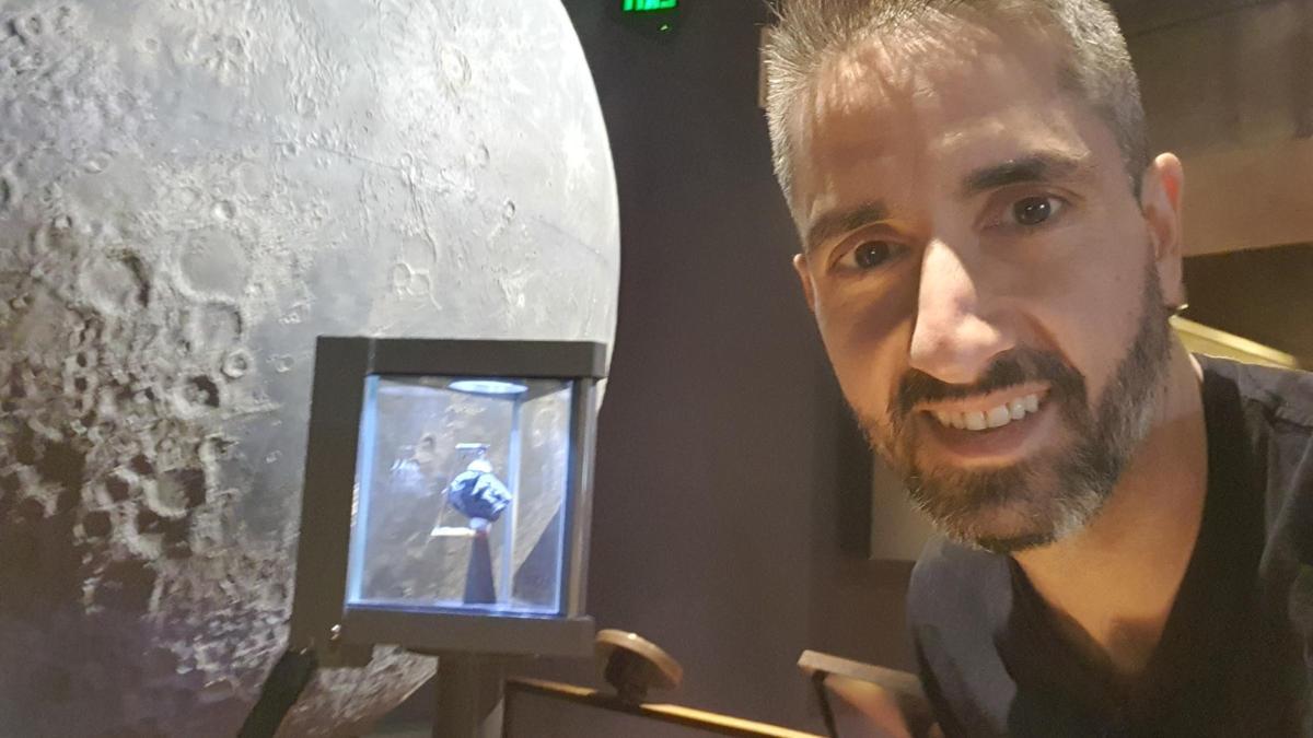 El ingeniero de Alginet, Dani Guzmán, junto a un regolito lunar, durante una visita a Los Ángeles.