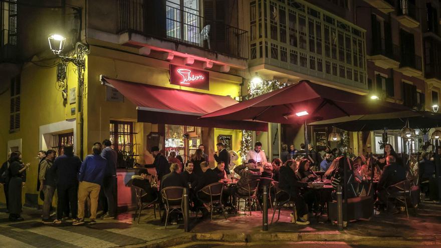 Navidad en Palma: Las fotos de la animación en la plaza del Mercat, con terrazas llenas, atracciones infantiles y música coral