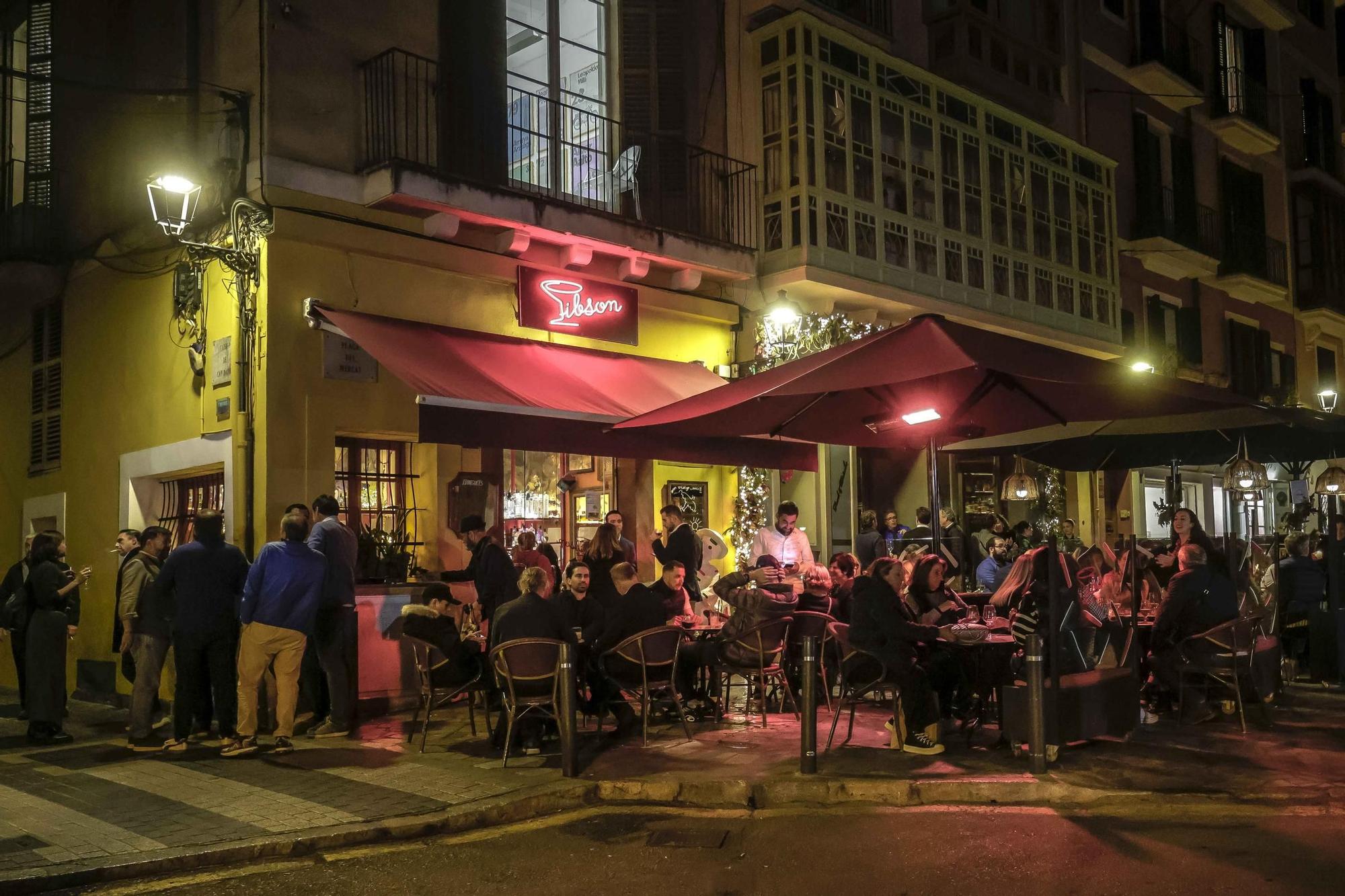 Las fotos de la Navidad en la plaza del Mercat de Palma: Ambiente en las terrazas y bares, música coral, yatracciones infantiles