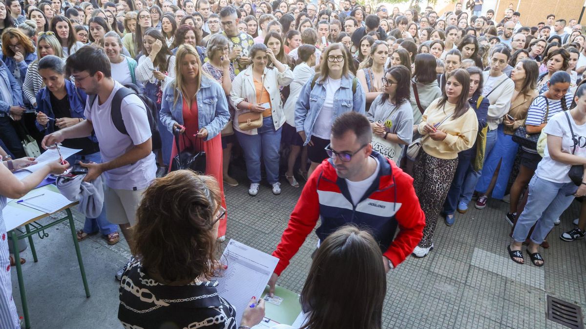 Aspirantes a las oposiciones de educación en el IES Lamas de Abade, en Santiago de Compostela.