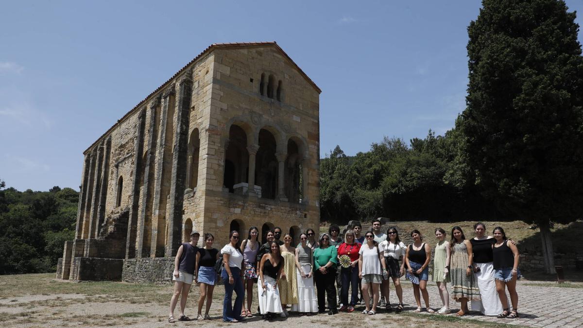 La Asturias verde, limpia y llena de recuerdos que les contaron sus abuelos: los participantes de Orígenes relatan su experiencia a Adrián Barbón