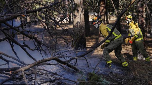 Un bomber treballa en les tasques d’extinció de l’incendi forestal a la serra oest de Madrid. | MATÍAS CHIOFAL / EUROPA PRESS