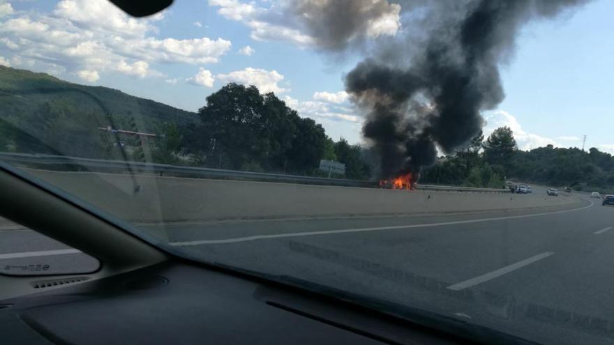 Un cotxe incendiat obliga a tallar la C-16 gairebé una hora a Puig-reig