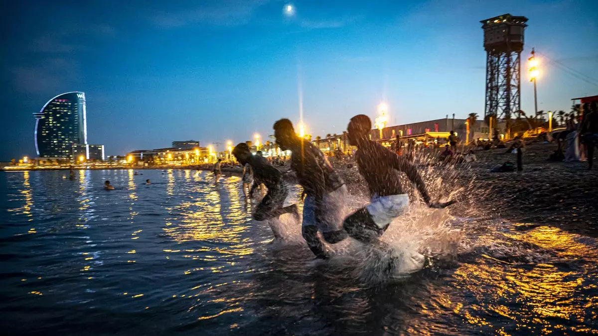 FOTOS | Las playas de Barcelona se llenan también de noche por el calor infernal