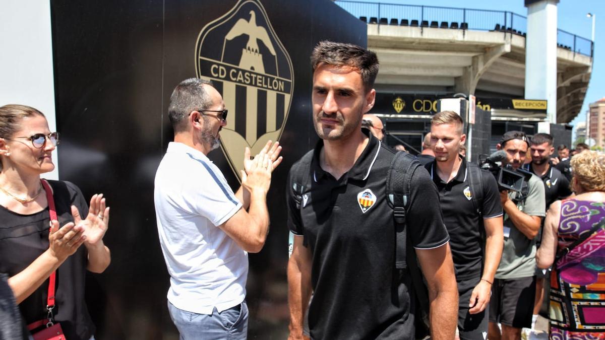 Aficionados aplauden a los futbolistas a su llegada a Castalia.