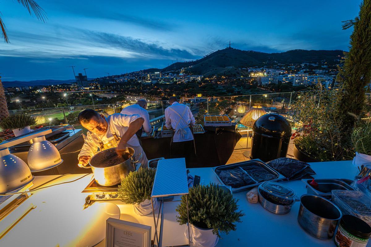 Una de las barras gastronómicas en la nueva terraza panorámica del hotel, con la ciudad al fondo.