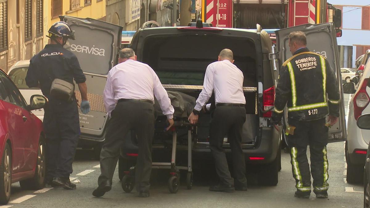 Introducen el cadáver en el furgón funerario