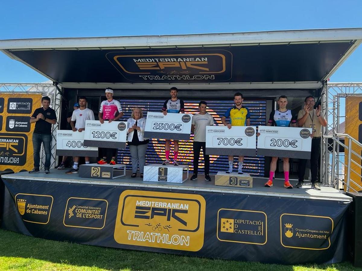 Podio masculino de la Mediterranean Epic Triathlon.
