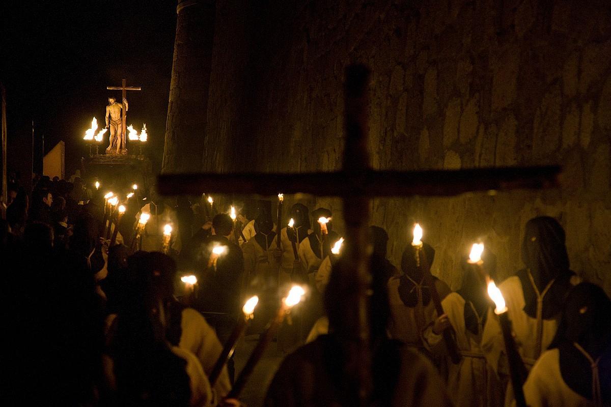 Procesión del Descenso de Cristo a los infiernos de Cieza, en el momento de la bajada del Balcón del Muro.