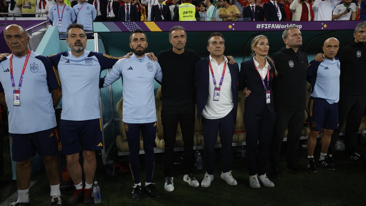 García Cota, tercero por la derecha, escuchando el himno antes del partido con Costa Rica.  | // EFE