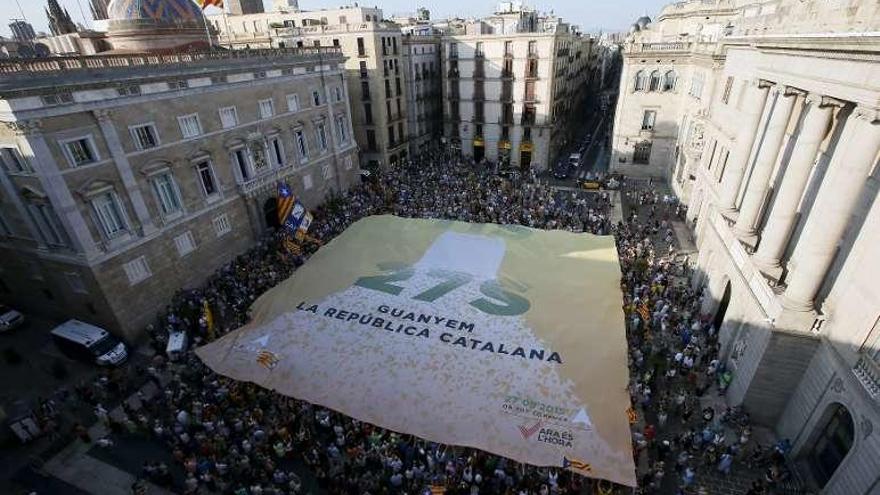 Concentración independentista en la plaza Sant Jaume. // Reuters