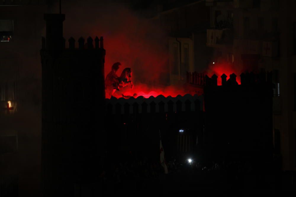 La Aparición de Sant Jordiet sobre el castillo y los fuegos artificiales cierran la Trilogía de las fiestas