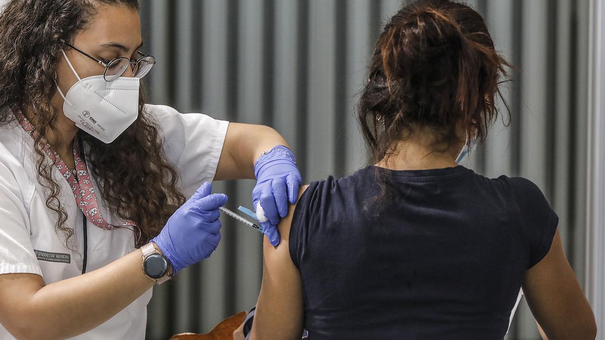 Una joven recibe la vacuna contra la Covid-19.