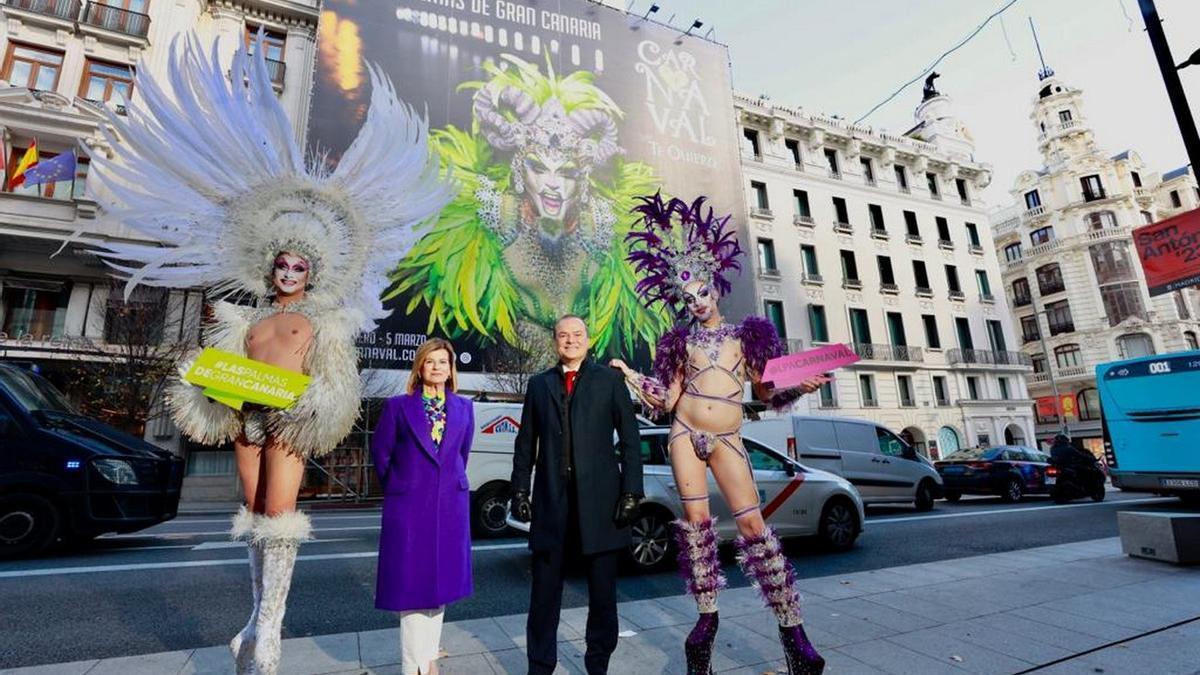 Imagen de la presentación de la lona dedicada a la Gala Drag Queen del Carnaval de Las Palmas de Gran Canaria en la Gran Vía de Madrid.