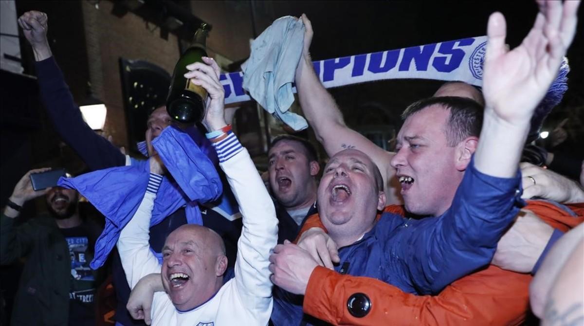 aguasch33741031 britain football soccer   leicester city fans watc160502235011