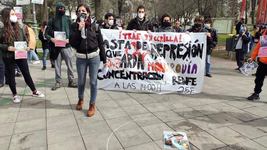 Jóvenes queman fotos del rey Felipe y de Juan Carlos I en una protesta a favor de Hasél en Madrid