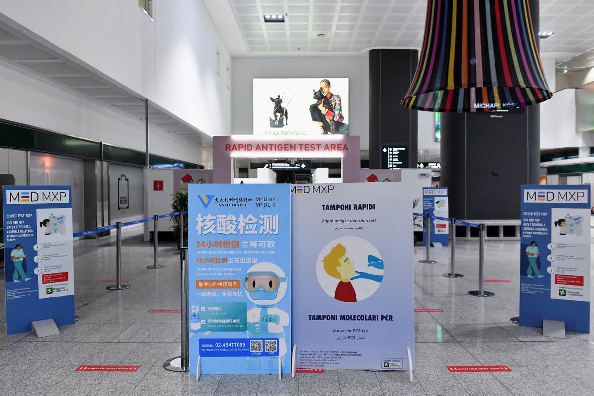 Controles para pasajeros procedentes de China en el aeropuerto de Malpensa, en Milán.