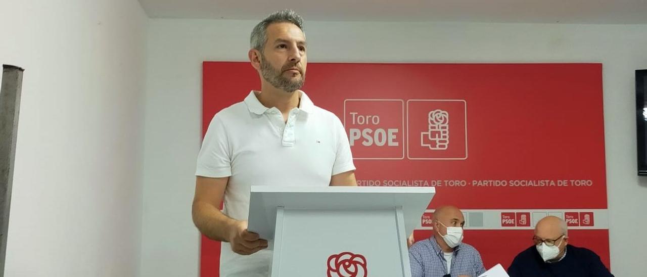 Carlos Rodríguez, en una reunión de la agrupación local del PSOE en Toro