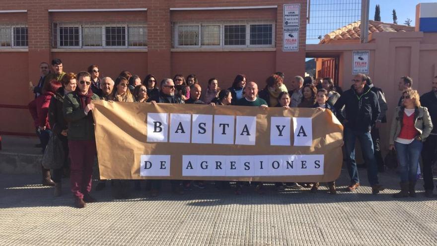 Los profesores del IES Santa Lucía durante la protesta