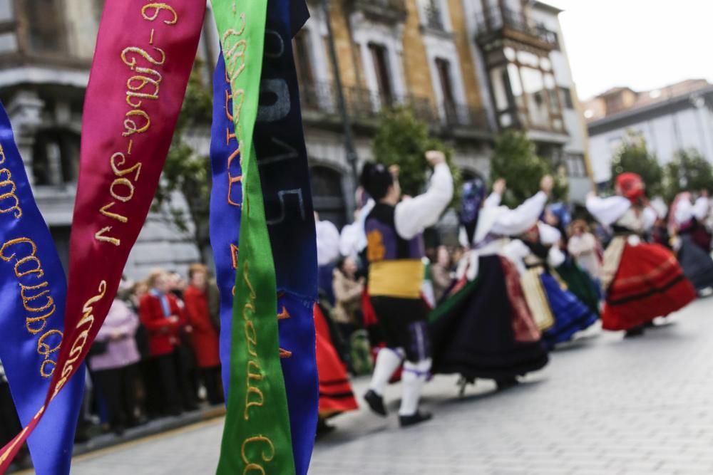 Desfile en Pola de Siero para celebrar los Güevos Pintos