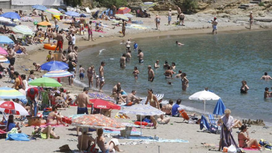 La platja de Grifeu, de Llançà, plena de turistes.