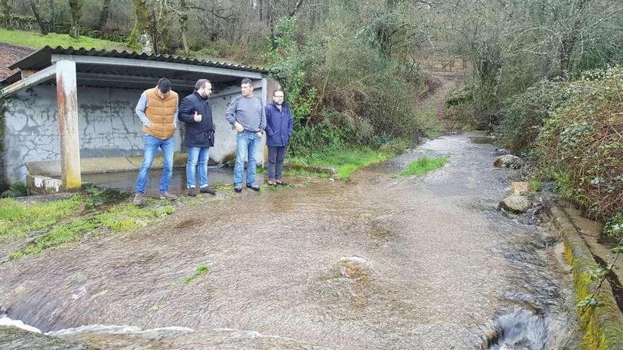 Actuaciones en pistas anegadas en Cadrón  |  El mandatario lalinense, Rafael Cuíña, y el edil de Rural, Miguel Medela, comprobaron ayer el estado de algunas de las pistas de la parroquia de Cadrón afectadas por las lluvias de las últimas semanas. La mejora del firme se llevará a cabo con maquinaria de la Mancomunidad cuando el Concello disponga de ella. También, en esta reunión con algunos vecinos, se analizó el arreglo de una fuente y un depósito, para propiciar que mantenga su nivel de acumulación de agua y pueda prestar servicio a los vecinos de la zona, también en las épocas en las que las lluvias sean escasas.