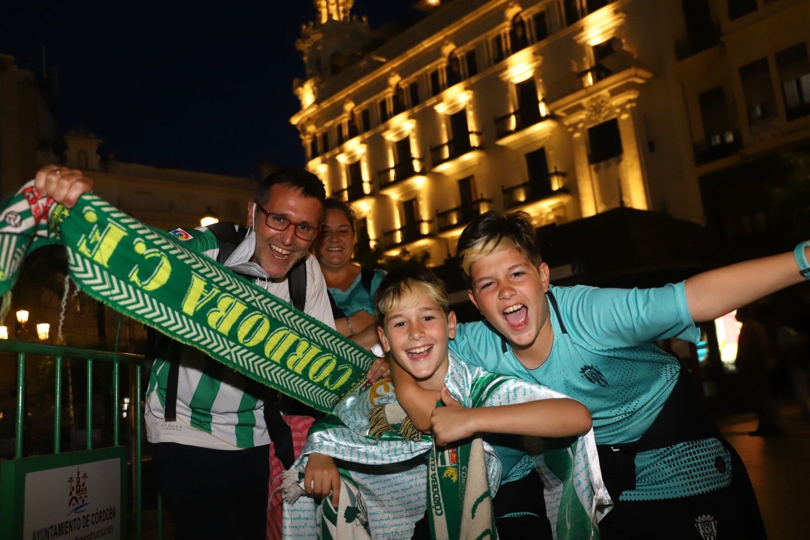 Los aficionados cordobesistas celebran el ascenso en Las Tendillas