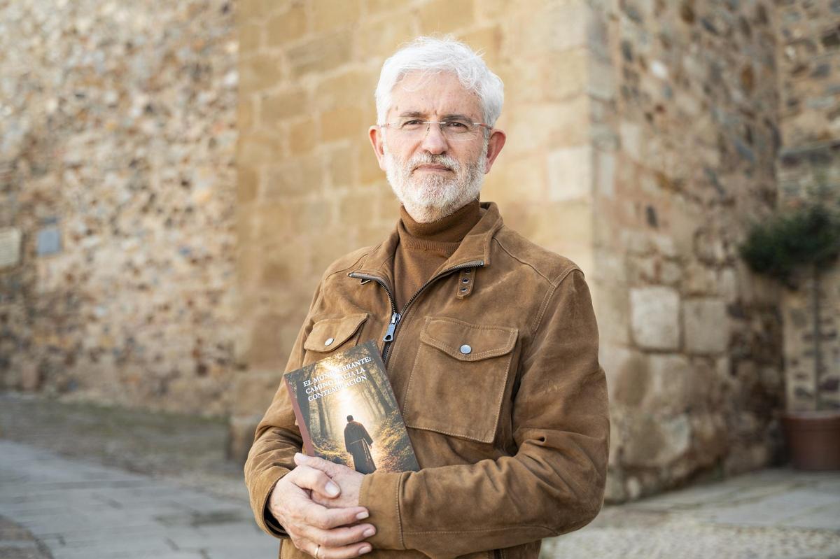 Barbolla, con su nuevo libro.