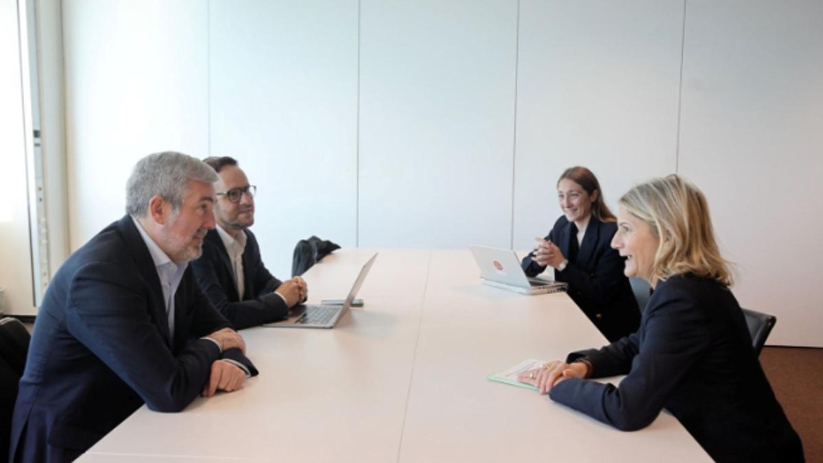 Fernando Clavijo y el viceconsejero Octavio Caraballo, ayer con la presidenta de la Asamblea de la Comisión de Islas, Marie Antoinette Maupertuis.