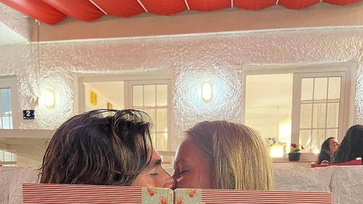Álvaro Soler se besa con su novia, Melanie Kroll