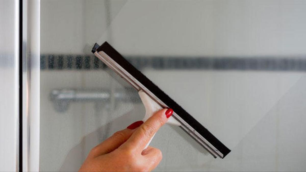 El cepillo que deja la mampara de la ducha como nueva sin necesidad de frotar.