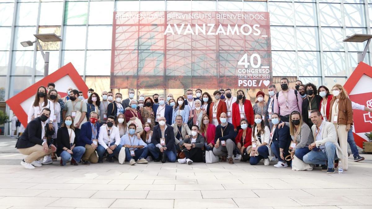 Foto de familia del 40 Congreso del PSOE, en el que se encuentran José Vélez y Diego Conesa