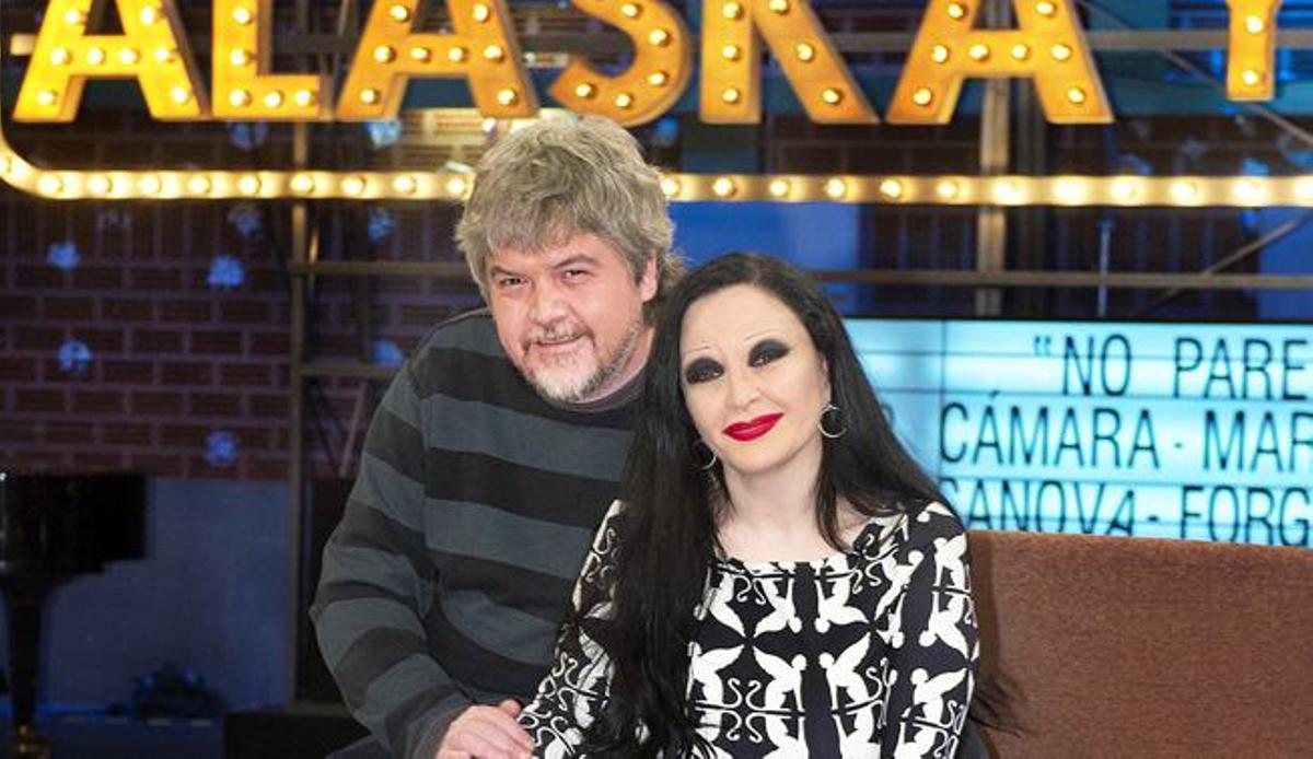 Coronas posa con Alaska.