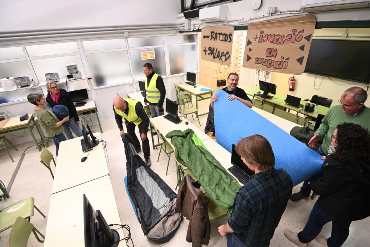 Cincuenta profesores del IES La Torreta de Elche se encierran para reclamar mejoras en la educación pública Cincuenta profesores del IES La Torreta de Elche se encierran para reclamar mejoras en la educación pública