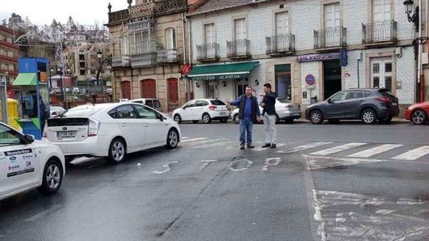 El alcalde, en la plaza de España. // FdV