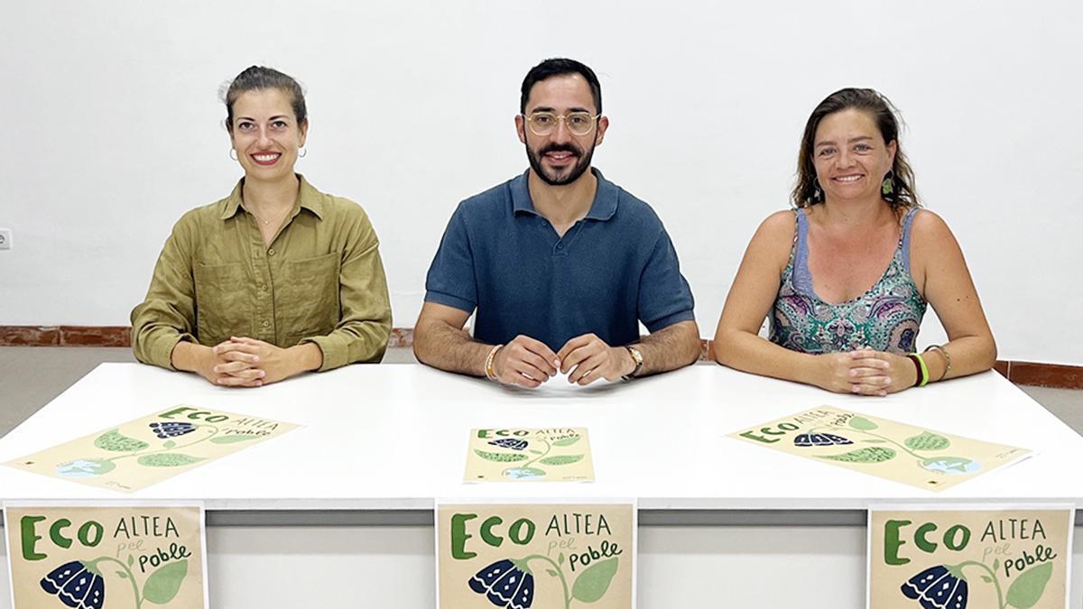 Presentación de EcoAltea 2026. De izquierda a derecha, Marina Vega, el edil de Participación Ciudadana Joaquim Devesa y la coordinadora Ana Such.