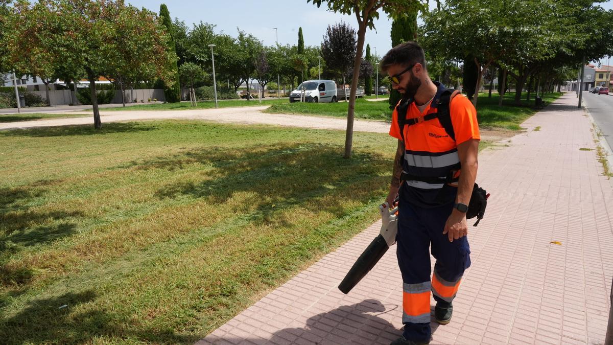 Empleados del servicio de mantenimiento de parques y jardines de Castelló, entre los beneficiarios de las medidas de adaptación horaria por el calor.