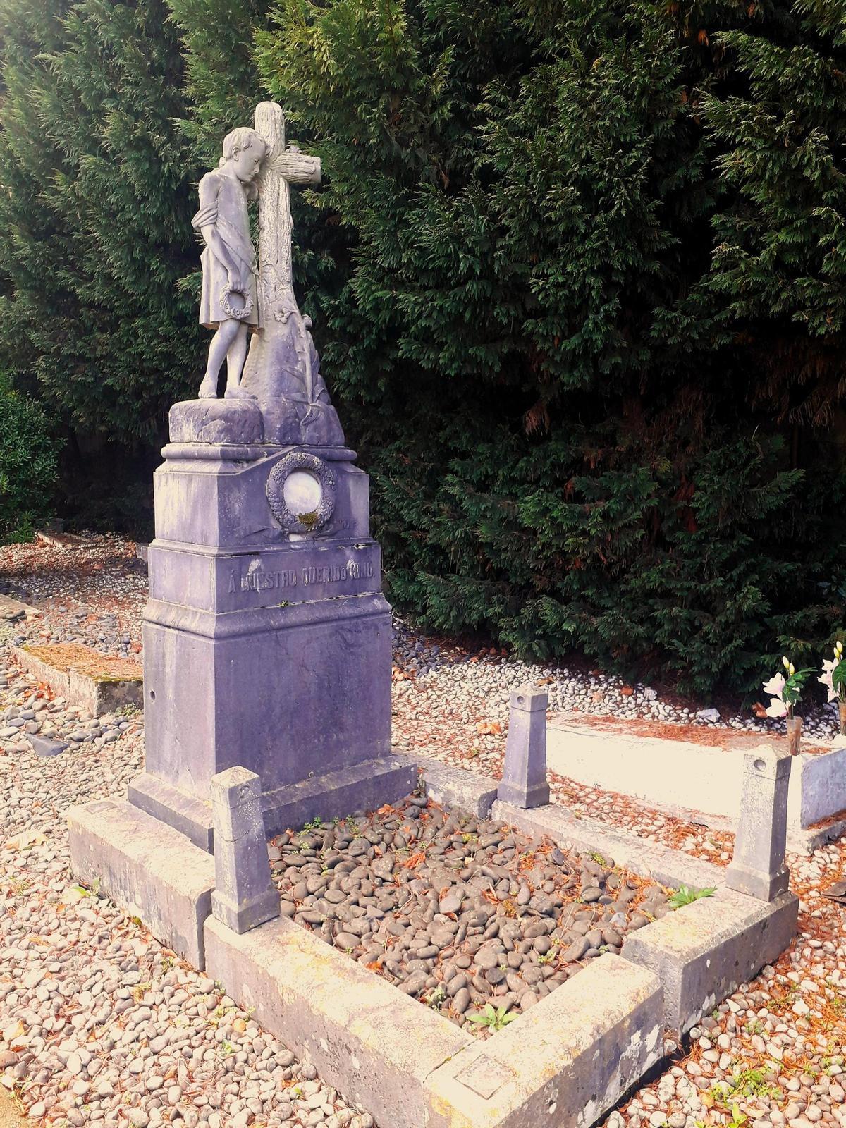 La escultura en la tumba del Sucu del hijo de Magnus Blikstad.